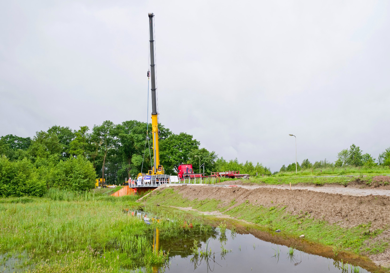 Afb: Betonnen fietspad en fietsbrug in Wierden 2.4